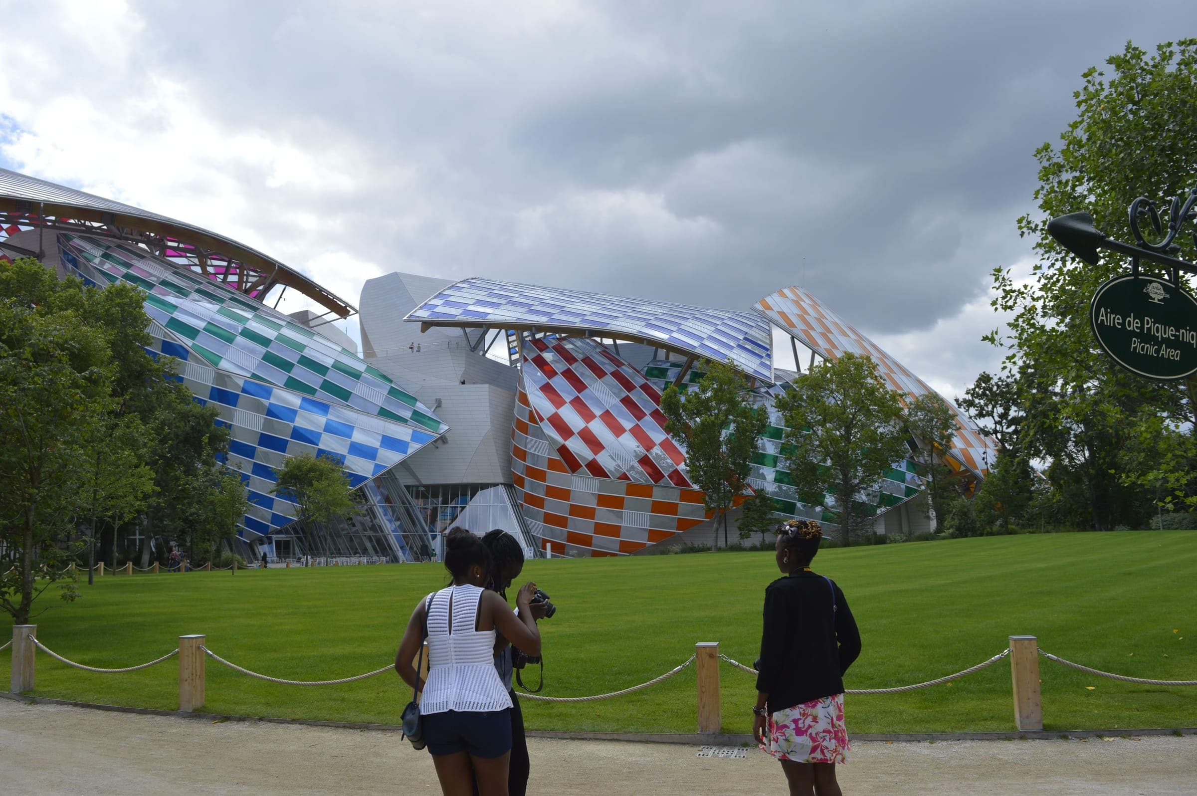 Students photographing the Fondation Louis Vuitton in Paris